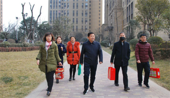 公司黨政工領(lǐng) 導親切看望慰問老干部、老同志和困難勞模、困難員工